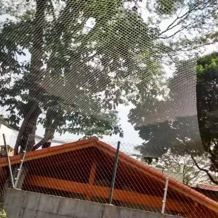 Área externa com rede de proteção acima do telhado