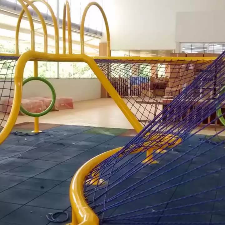 Brinquedo de escalada com rede de proteção
