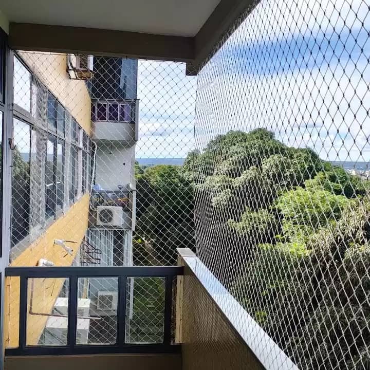 Rede de proteção em varanda com vista para árvores