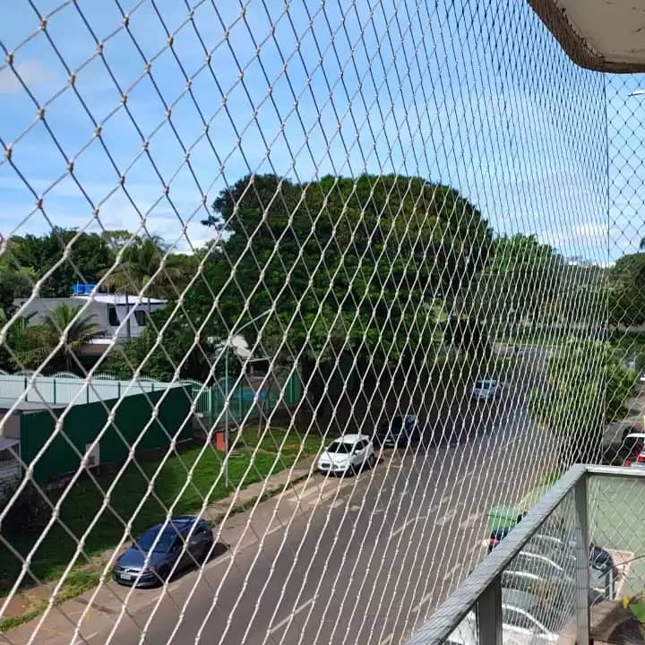 Varanda de apartamento com rede de proteção branca